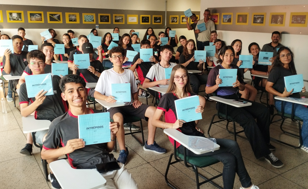 Alunos da rede estadual de ensino em visita ao espaço cultural do Cine Foto Clube de Amparo, 2024