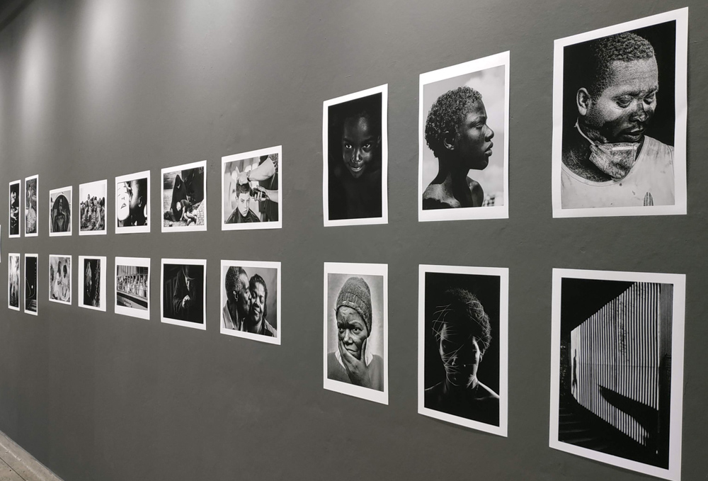 Detalhe do salão de exposições no segundo piso do espaço cultural