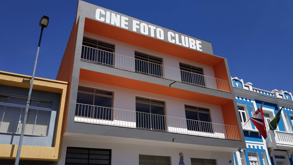 Detalhe frontal da fachada do Cine Foto