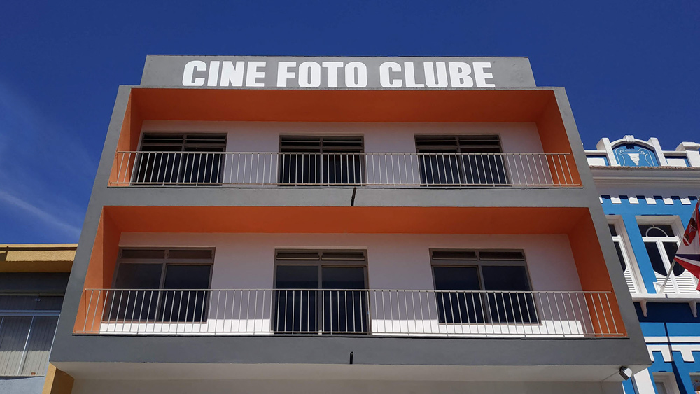 Detalhe frontal da fachada do Cine Foto Clube