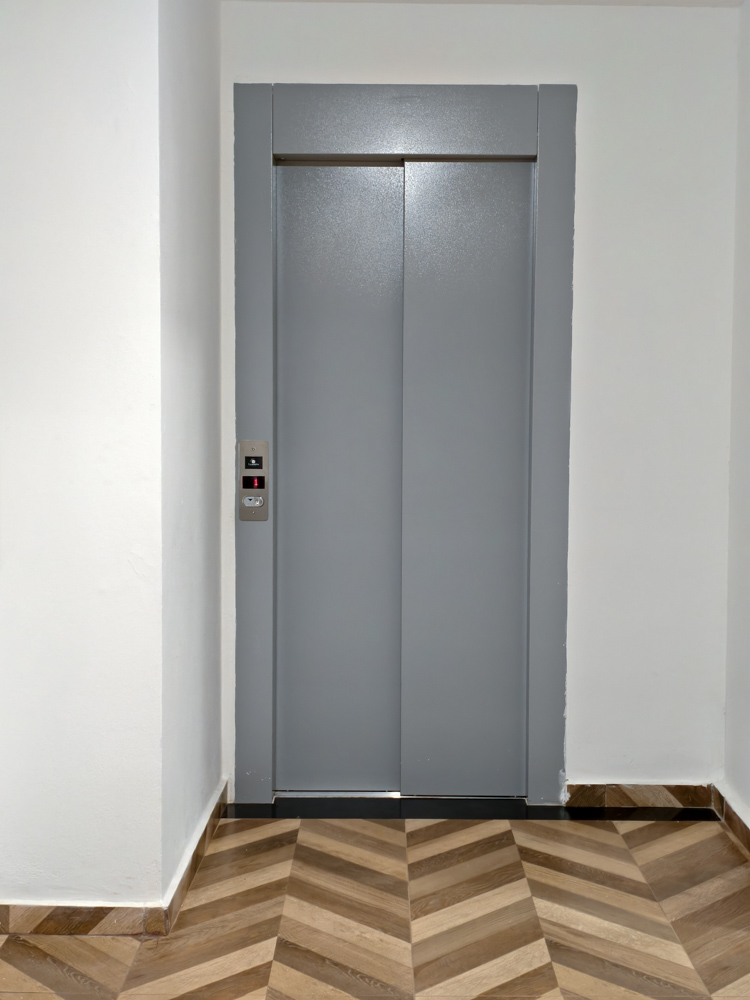 Elevador de acesso aos dois pavimentos do espaço