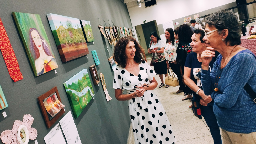 Exposição ”Retratos do Tempo”, da artista plástica Sandra Scavassa, 2024