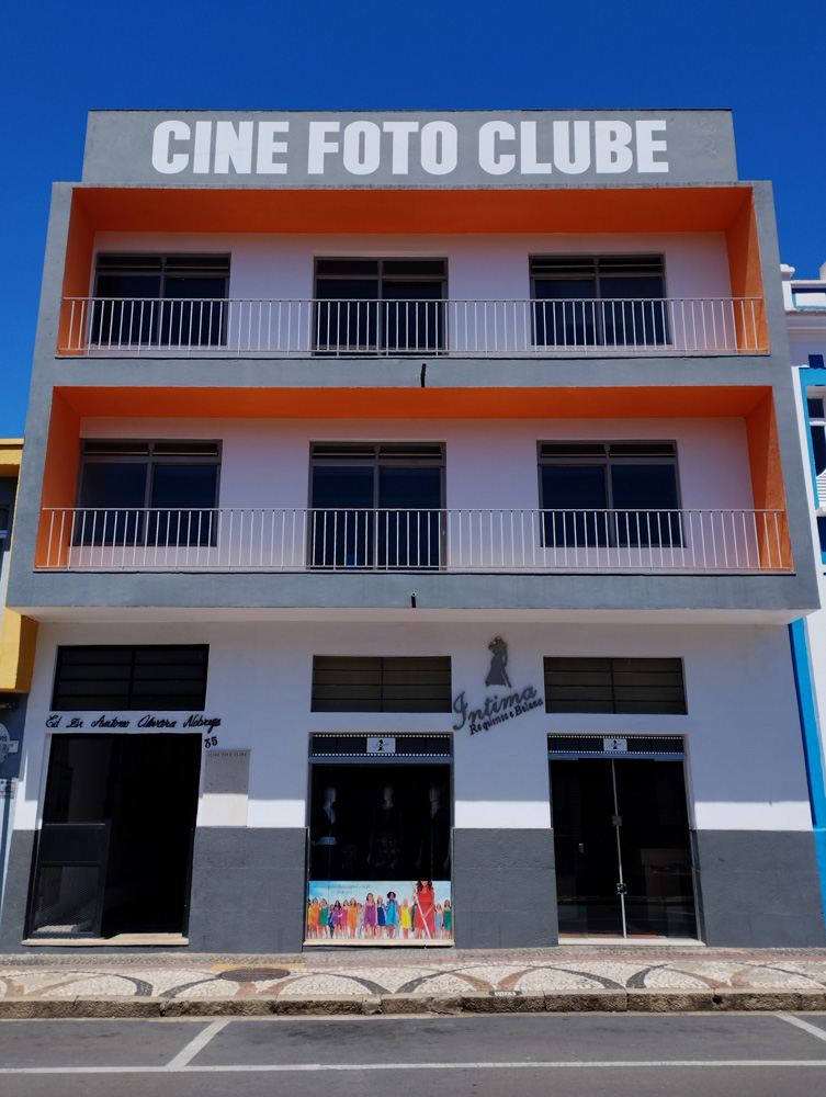 Fachada principal do Cine Foto Clube de Amparo