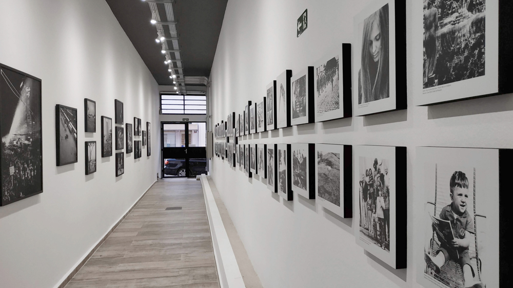 Galeria de exposições no piso térreo, vsita a partir do elevador