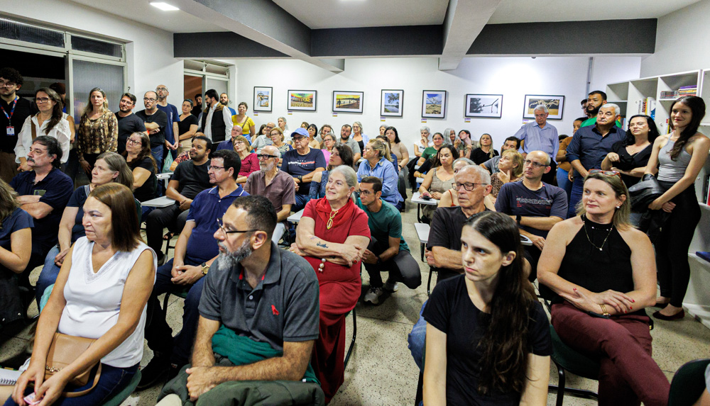 Público presente no lançamento do Álbum de Figurinhas de Amparo, 2025